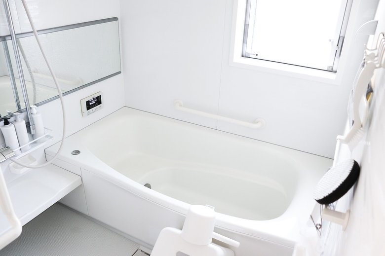 浴室で使うものは壁に貼って「浮かせる収納」に。床や棚は汚れないけれど壁に汚れがたまりがち