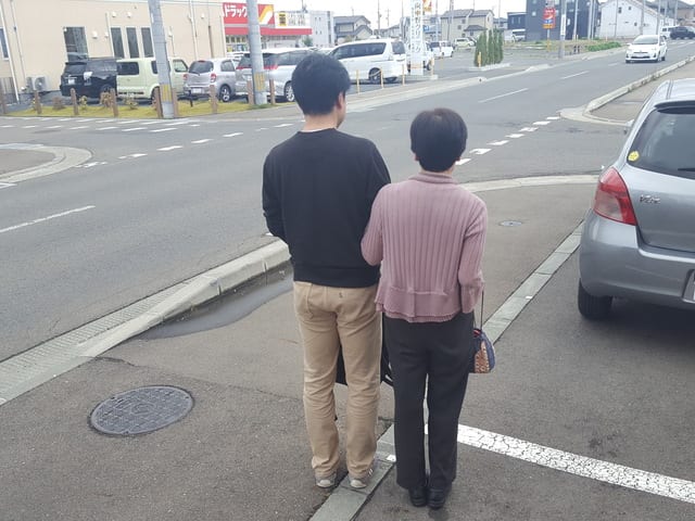 工藤広伸さんと岩手県・盛岡市に住む母親   2か月は自宅のある東京、1か月は盛岡に滞在して母親を支えている（本人提供）