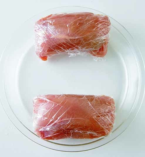 直径25㎝の耐熱皿の両端にのせ、600Ｗの電子レンジで６～７分加熱する。そのままあら熱をとり、ラップをはずし、１本を６等分に切る。ベビーリーフとともに器に盛りつける。