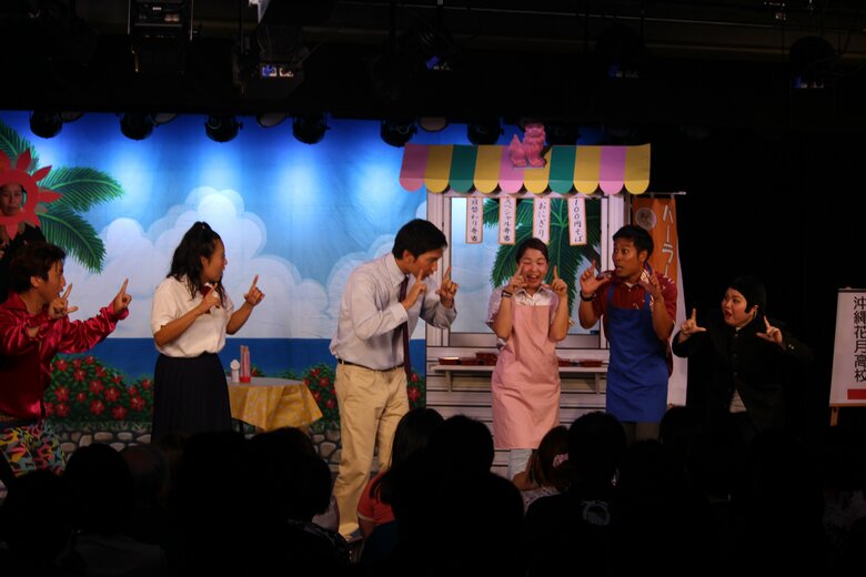 仲間と立ち上げた劇団・アラマンダの舞台は聴覚に障がいがあっても手話でお笑いを楽しめる