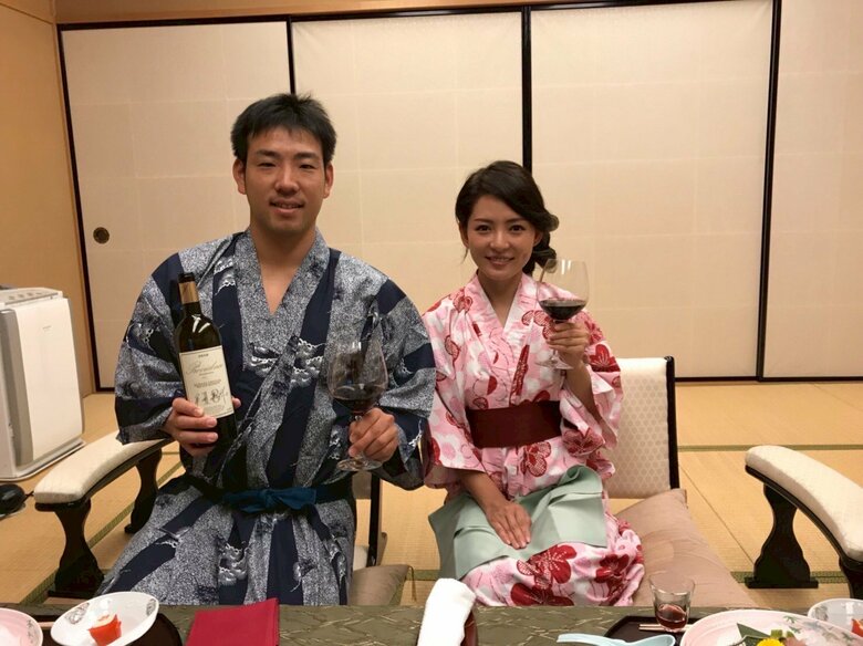 浴衣姿でしっぽり どこか初々しい菊池雄星さん・瑠美さん夫妻