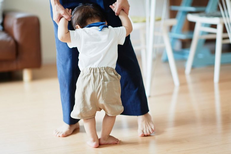 ▲素足の季節。汗などでベタつきがちなフローリングも、これならサラっと快適に