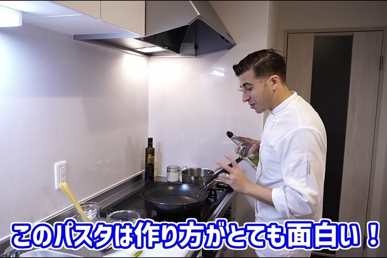 Marco MacriさんのYouTube番組「きょう何たべよ」の一場面