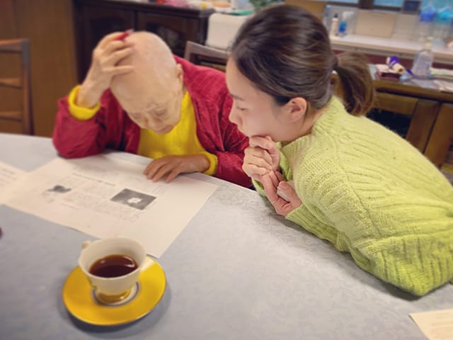 原稿をチェックする寂聴さんに付き添う瀬尾さん