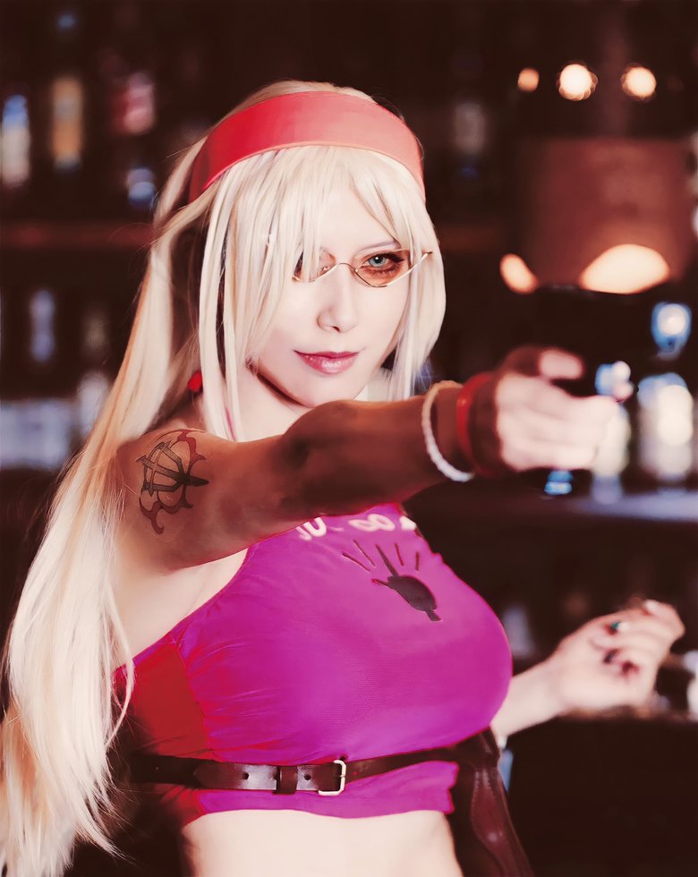 『BLACK LAGOON』に登場するキャラクターのコスプレ。ウエストの細さが驚異的