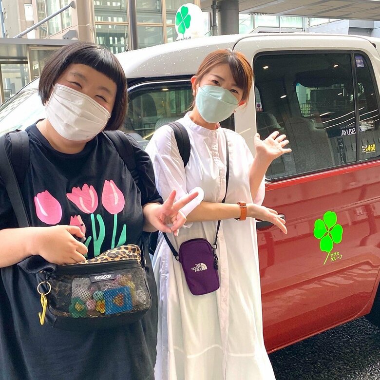 幸運を呼ぶ！と言われる「四つ葉マークタクシー」に座員と乗車する様子