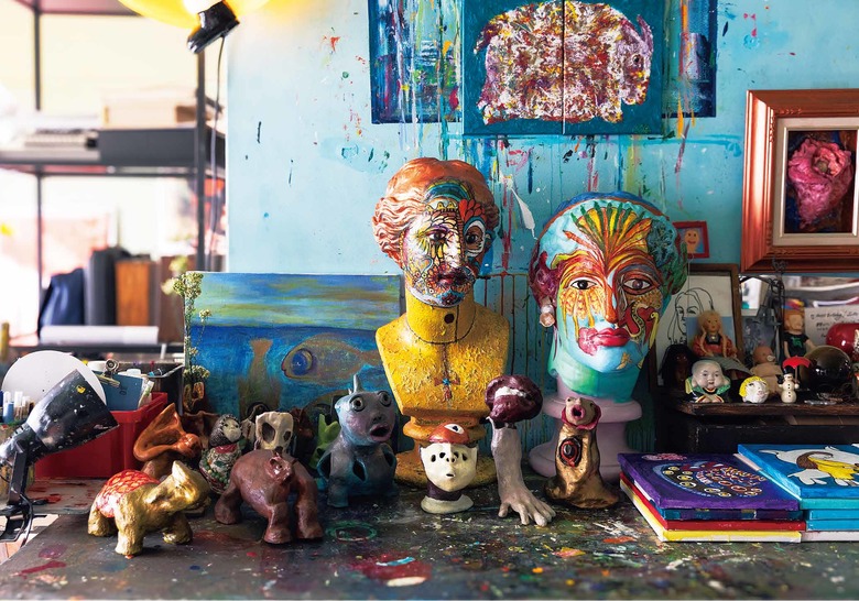 自身の作品やお気に入りのアートピースが並ぶ。トルソーにアクリル絵の具で絵を描くことも