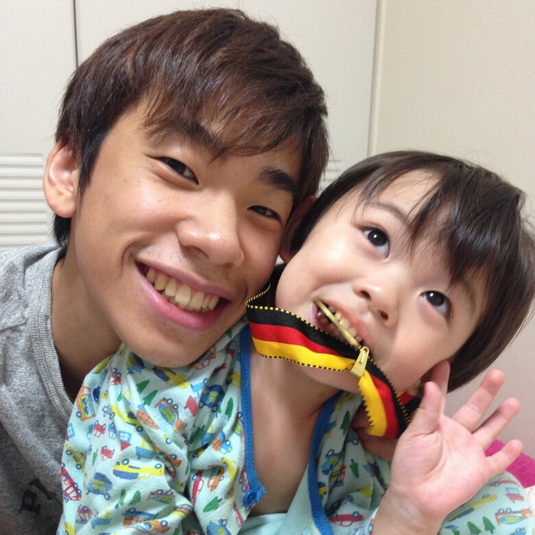 お子さんとの笑顔が素敵！優しいパパの表情の織田信成さん