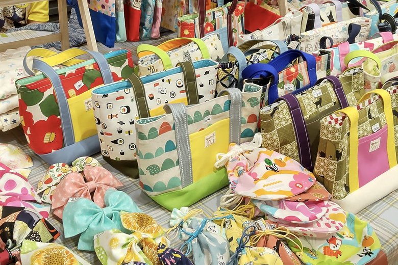 カバンを中心に毎回約100点の商品を出品する