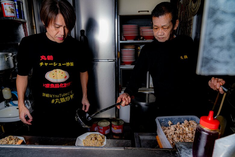 実家の中華料理屋『丸鶴』の味を守るため、26年ぶりに父のもとで修業