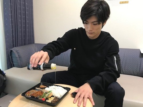 ロケ弁に“感動オリーブオイル”をかける三浦春馬／マネージャー撮影