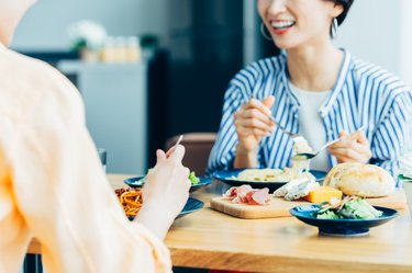 「他人に気疲れする」人はエネルギー・バンパイアの存在を疑って【カウンセラーが提案】