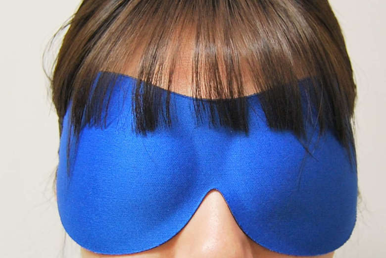 ダイソーのおすすめ商品「立体型クッションアイマスク」の使用画像