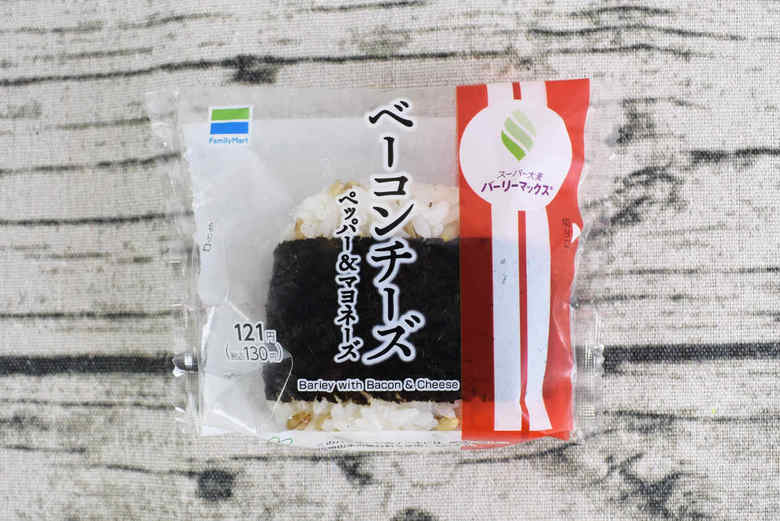 ファミマのおすすめおにぎり２「ベーコンチーズペッパー＆マヨネーズ」の画像１
