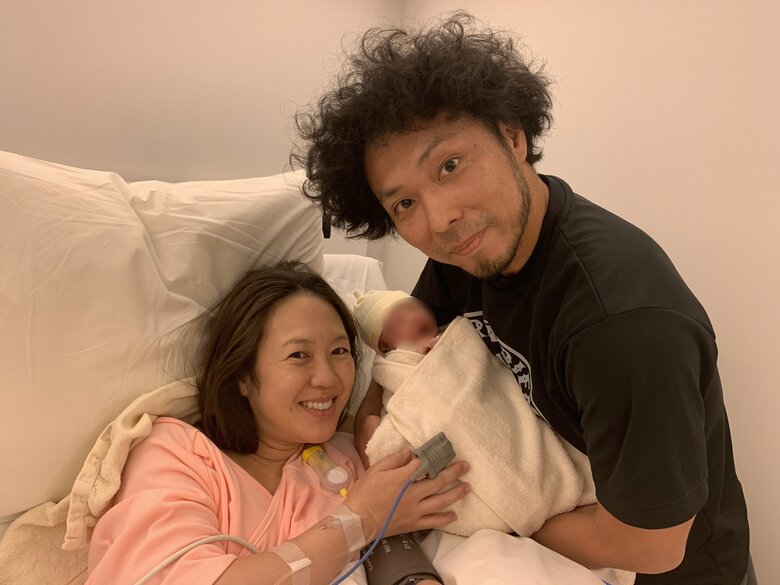 1人目出産。腕の中に自分の赤ちゃんがいることがまだ信じられず、夢の中のような感覚だった