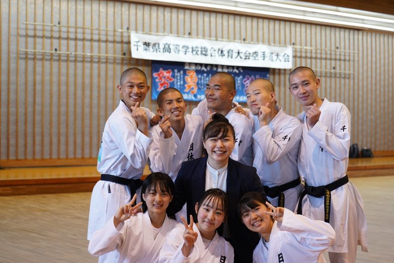 大会に出場後、教え子たちと一緒に