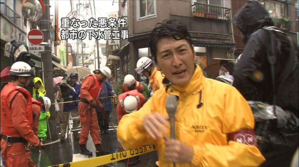 NHKで雨の中現場中継をする堀さん