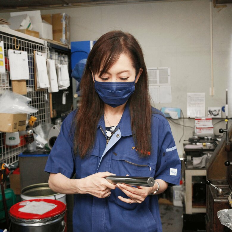 部品をチェックする諏訪さん