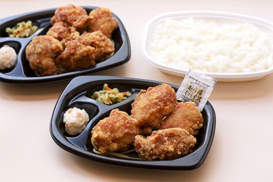 （下）から揚弁当（4コ入り） 390円、（上）特から揚弁当（6コ入り）490円（ともに税込）