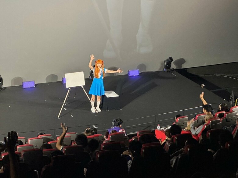 今年5月、タイで初めてアスカのコスプレでネタを披露しました