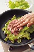 ボウルに薄切りにした玉ねぎとひき肉、Ａを入れて混ぜる。