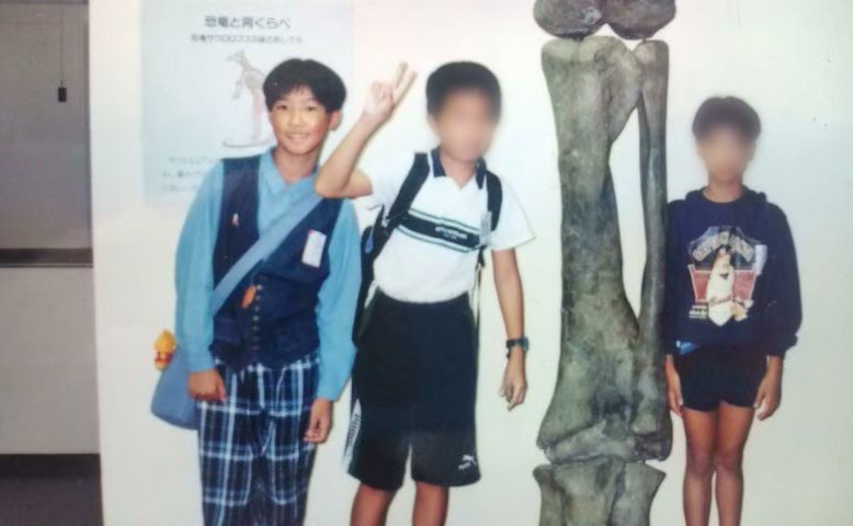 小学生のころの晴天さん（いちばん左）。すでにカッコいい雰囲気