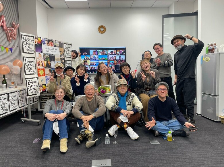 今年2月にはデビュー20周年を迎え、記念日には事務所所属アーティストやスタッフからサプライズのお祝いが