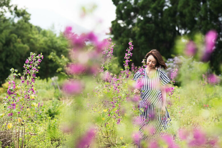 ハーブ園でリラックスした笑顔を見せる宮崎さん