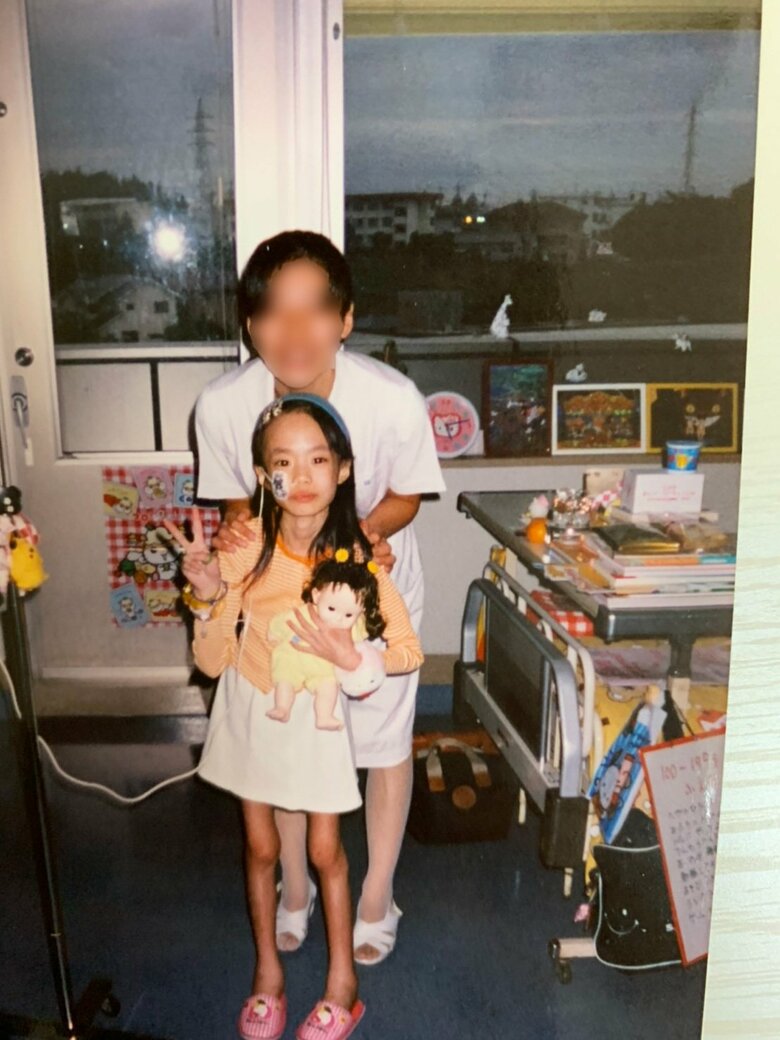 小学4年生のころの転院先での安藤さん。お世話になっていた看護師の方と