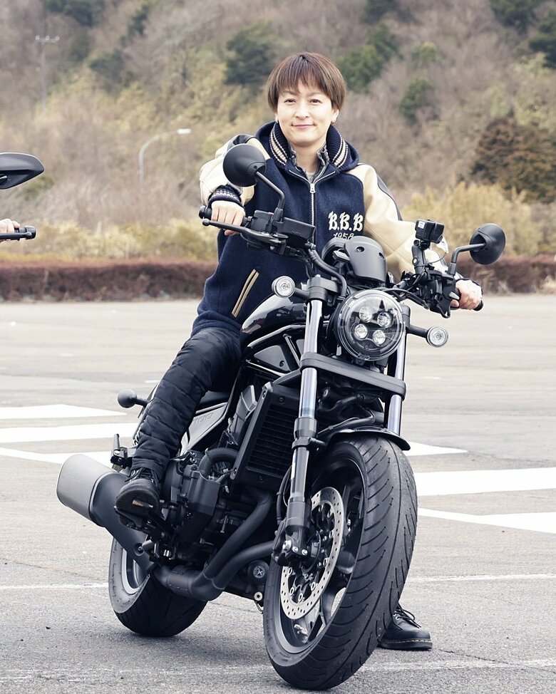 大好きなバイクに乗ってテレビのツーリング番組もこなす