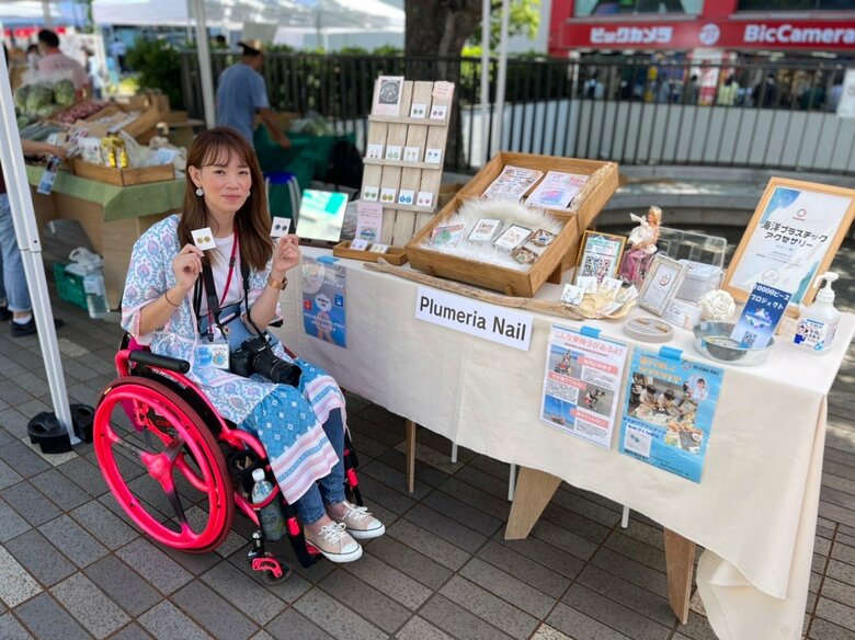 ビーチで集めた海洋プラスチックを生かし、ネイルチップやアクセサリー製作も行う