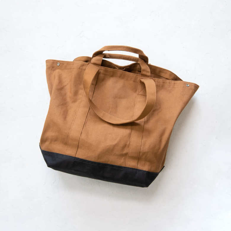 「ユニクロユー」のコットン素材のバッグ。「ブラウンと黒というこなれ感のある配色にひと目惚れし購入しました。口が広くたくさんの荷物が入れやすいので仕事のときはかなり重宝しています！」（山本さん）