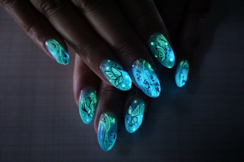 暗闇で光るネイル