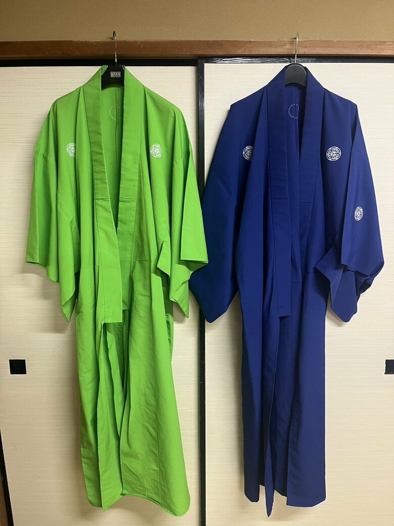 テレビに出演するときは緑と青の着物