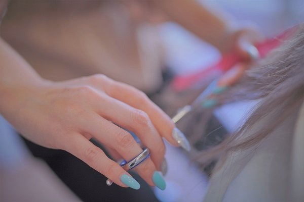 事故で指を切断してしまった女性。美容師として毎日エピテーゼを使い、仕事に打ち込んでいる