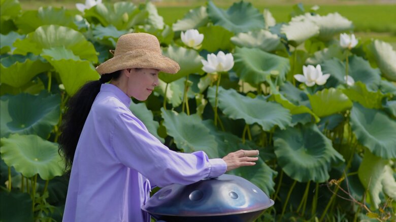 ハンドパンという楽器の演奏をする林マヤさん