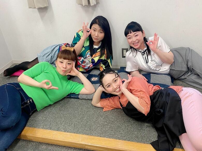 新喜劇の楽屋で先輩たちとくつろぐ松浦さん。いまでは皆と仲良し