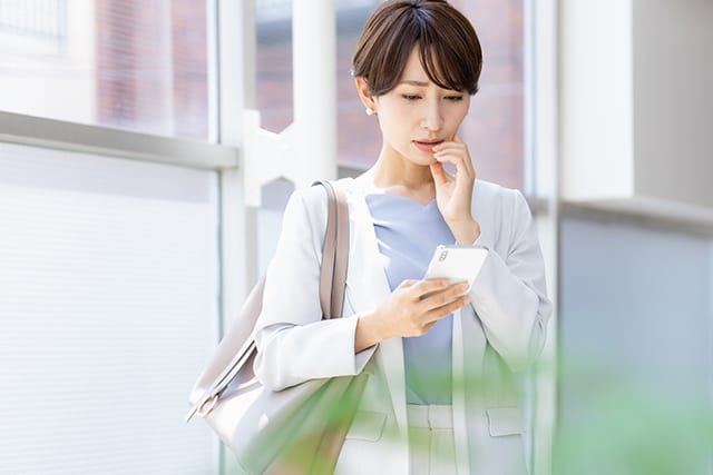 携帯を見ている女性