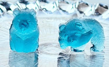 「欲しい。けど高い」修学旅行生の悩みと、70代木彫り熊作家の願い「話題のグミ」に託す工芸品の未来