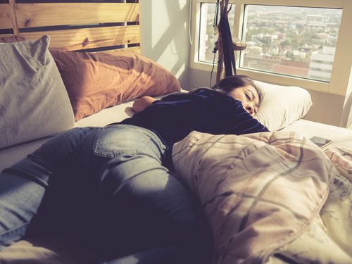 だらけた様子で不倫に気づかない奧さん