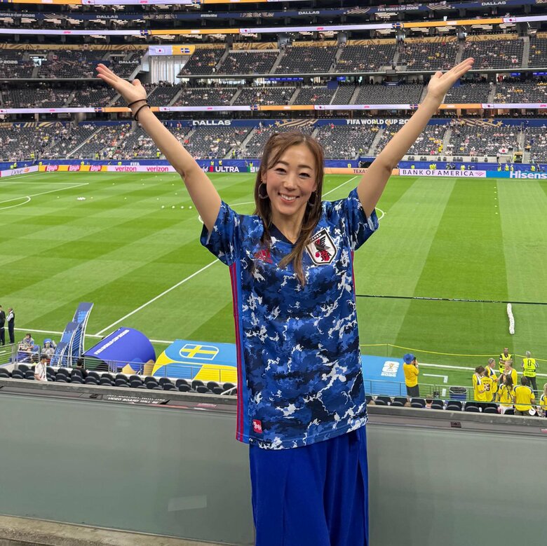 「ユニフォームがお似合い」アメリカで行われたFIFAワールドカップの会場を訪れた村主さん