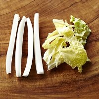 白菜は緑色の葉はざく切り、白い部分は繊維にそって1㎝角×5㎝長さの棒状に切る。長ねぎは斜め薄切り、パプリカは4等分にして薄切りにする。生鮭は小骨があればとり除き、ひと口大に切る。