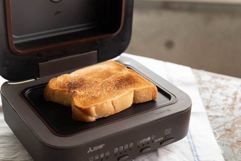 ▲密閉することで、食パンの香りと水分をしっかり閉じ込めている。センサーで食パンの両面の温度を測って加熱を細かく制御するので、焼きムラが少ない