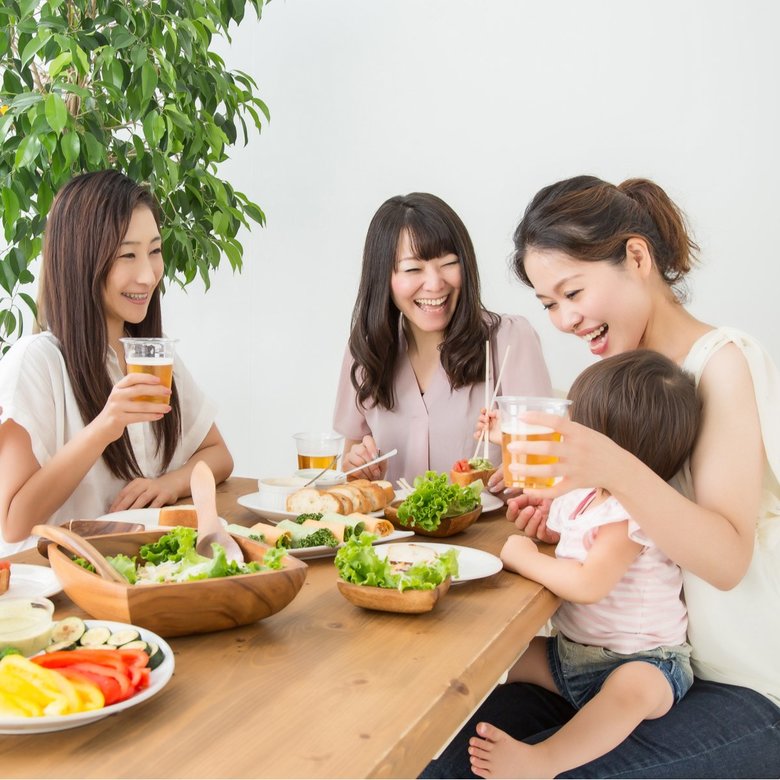 ライター：木村 百
情報誌の編集者として激務をこなした後、フリーライターに。2人の子どもの育児ストレスでイライラしつつも、日々の自分磨きは欠かせないアラフォーです。実母も姑も近所で暮らしているため、いまも未来も不安は尽きず。毎晩のお酒だけがパワーの源。