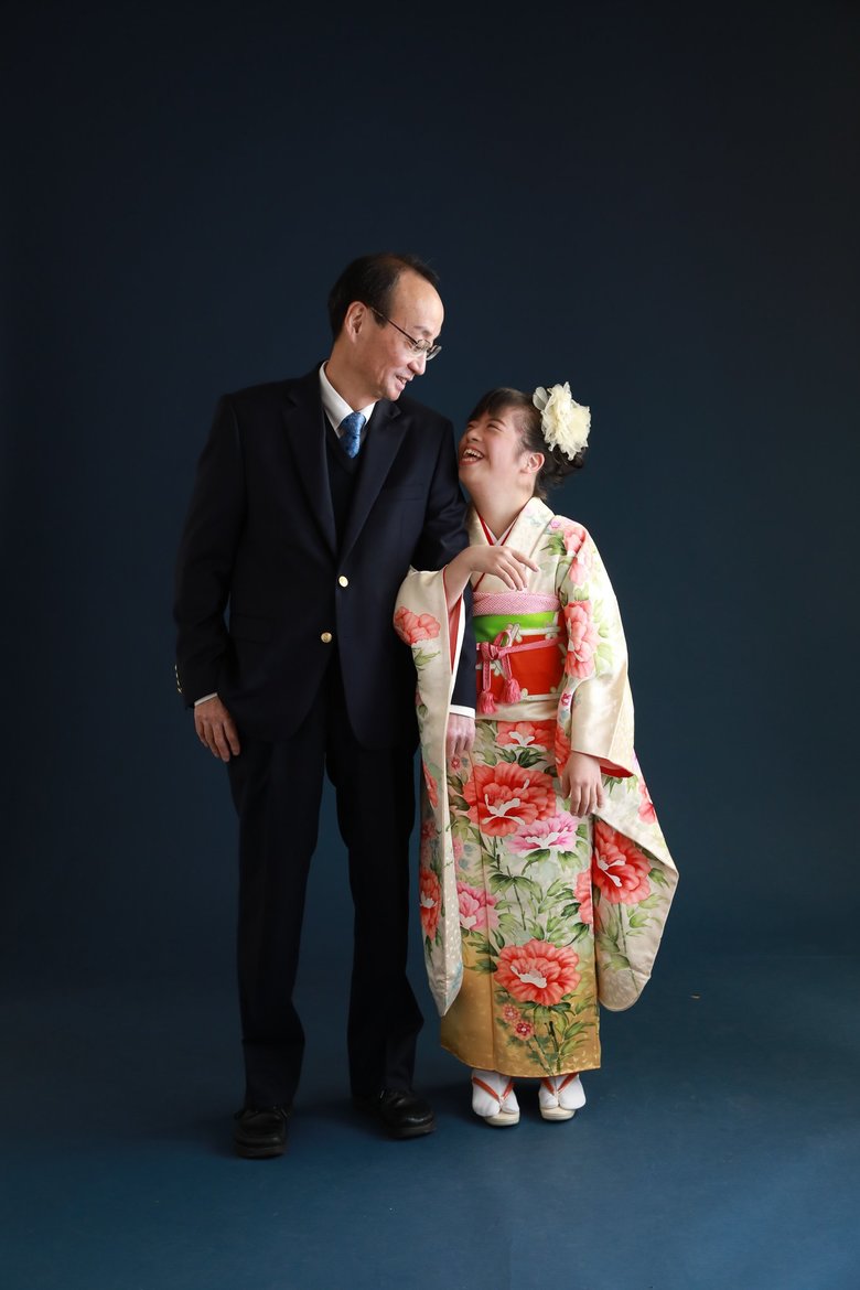 父と記念撮影。支援学校で行われた「成人を祝う会」に出席した