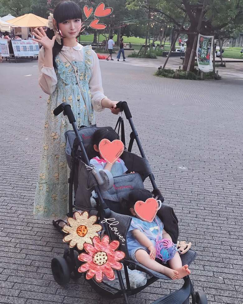 子どもたちが幼児期の親子外出は谷さんもキラキラファッションだったが現在は目立たぬよう心がけている