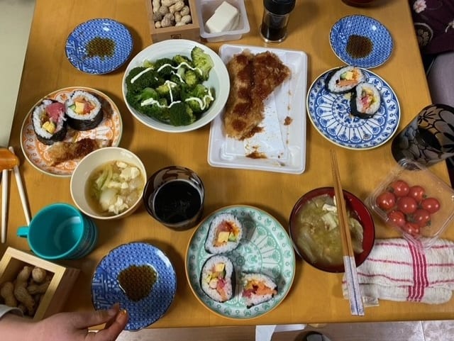 節分の日の食卓。気兼ねない実母とだから、総菜の多い気楽な食事が楽しめるそう