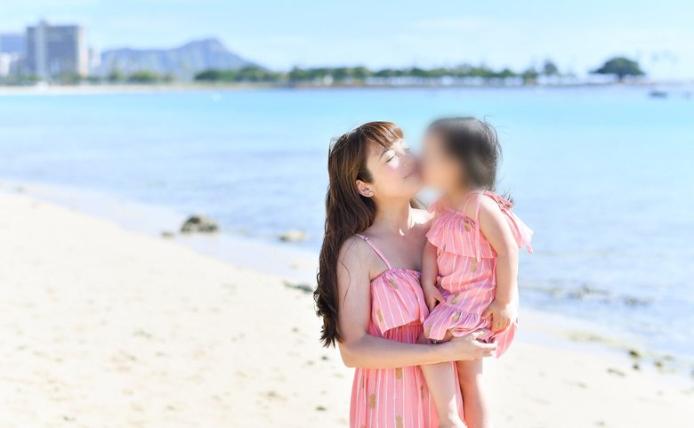 愛娘のチューに幸せそうな表情の中山さん