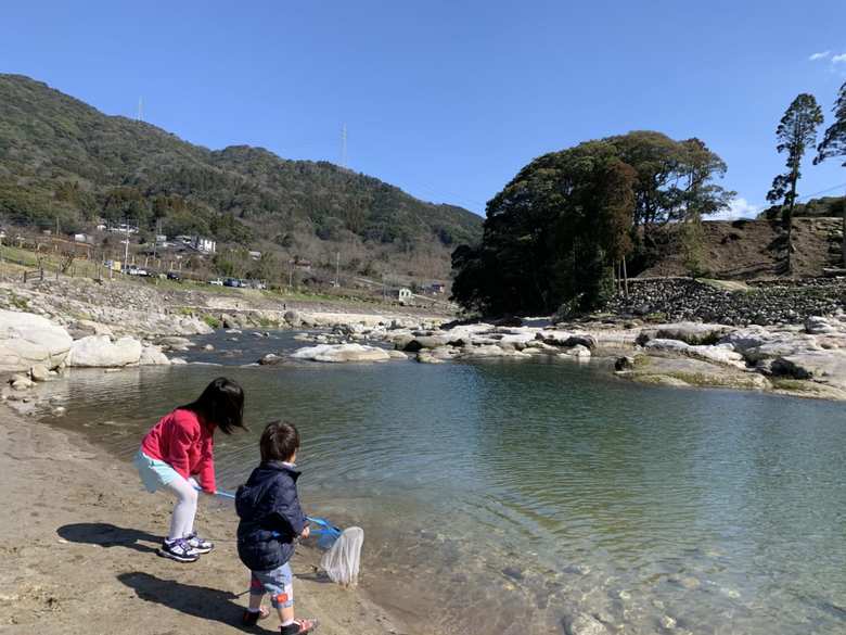 近所の川が子どもたちの遊び場になっているという太田さん。幼稚園や小学校の帰りにこの大自然の中で遊べるというのは、地方ならでは。