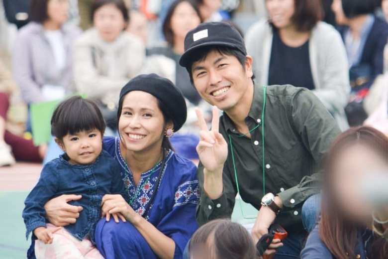 妻・真菜さん、莉子ちゃんとピースサインの松永さん（松永さん提供、以下同）